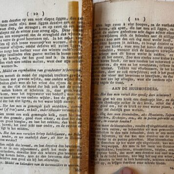 [Science, Maths, [1880], Rare] Honderd wiskundige en wetenschappelijke vragen en antwoorden tot nut en vermaak, Amsterdam en Rotterdam, A. en P. Feteris, [1880], 32 pp (some pages damaged by former tape).