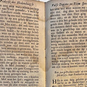 [Antique games, 1701] Praktyk der hedendaagze valsche kaart- en dopjens speelders, waar in vertoond werd met wat zinistre streeken deze valsche speelders zich behelpen om andere lieden van hun geld te berooven [...] In twee deeltjens behelzende het eerste het speelen met de kaart en 't tweede het speelen met de dopjens en riem. 3e druk, 2 delen in één band, Amsterdam, Nicolaas ten Hoorn, 1701.