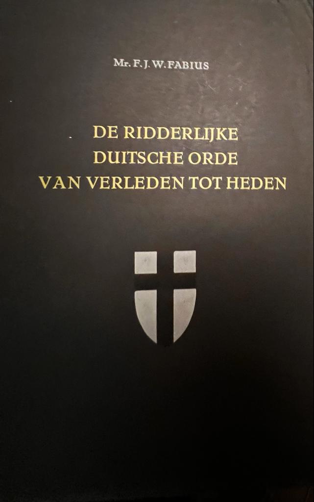 De Ridderlijke Duitsche Orde van verleden tot heden. Z.p. [1961]. Geïll., 226 p.