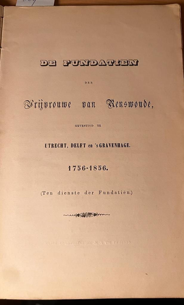 De fundatien der vrijvrouwe van Renswoude gevestigd te Utrecht, Delft en 's-Gravenhage 1756-1856. Z.p. [1856]. Geb., 58 p.