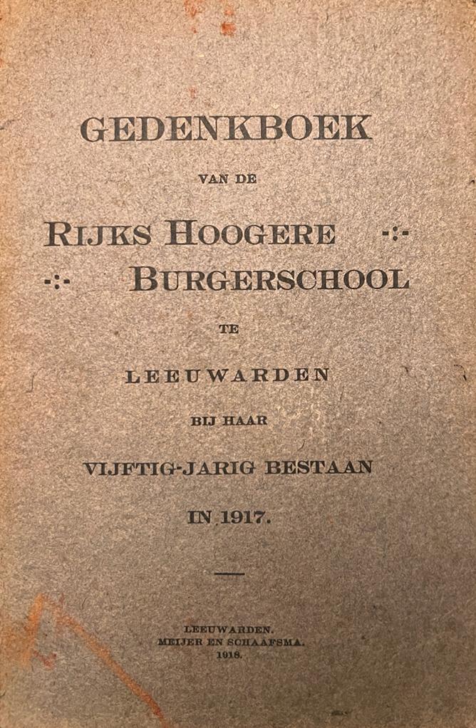 Gedenkboek van de Rijks Hoogere Burgerschool te Leeuwarden bij haar vijftig-jarig bestaan in 1917. Leeuwarden 1918. Geïll., 234 p.