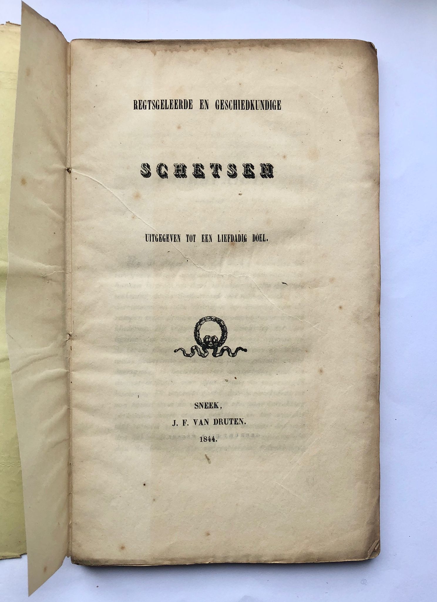 [Friesland, Sneek] Regtsgeleerde en geschiedkundige schetsen uitgegeven tot een liefdadig doel, J. F. van Druten, Sneek, 1844, 163 pp.