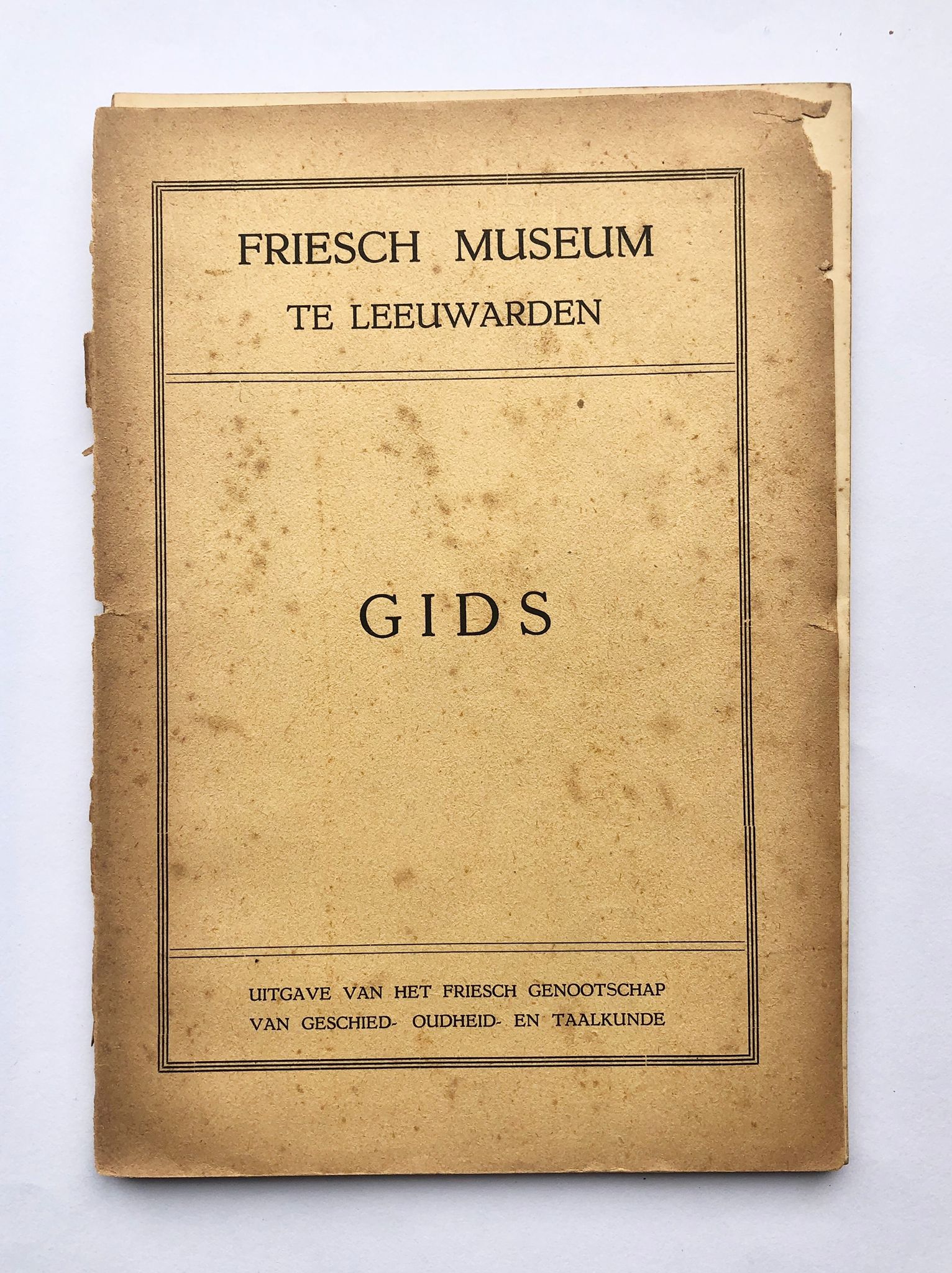 [Friesland, Leeuwarden] Gids, Friesch Museum te Leeuwarden, uitgave van het Friesch genootschap van geschied-, oudheid- en taalkunde, Coöperatieve handelsdrukkerij, Leeuwarden, 92 pp.
