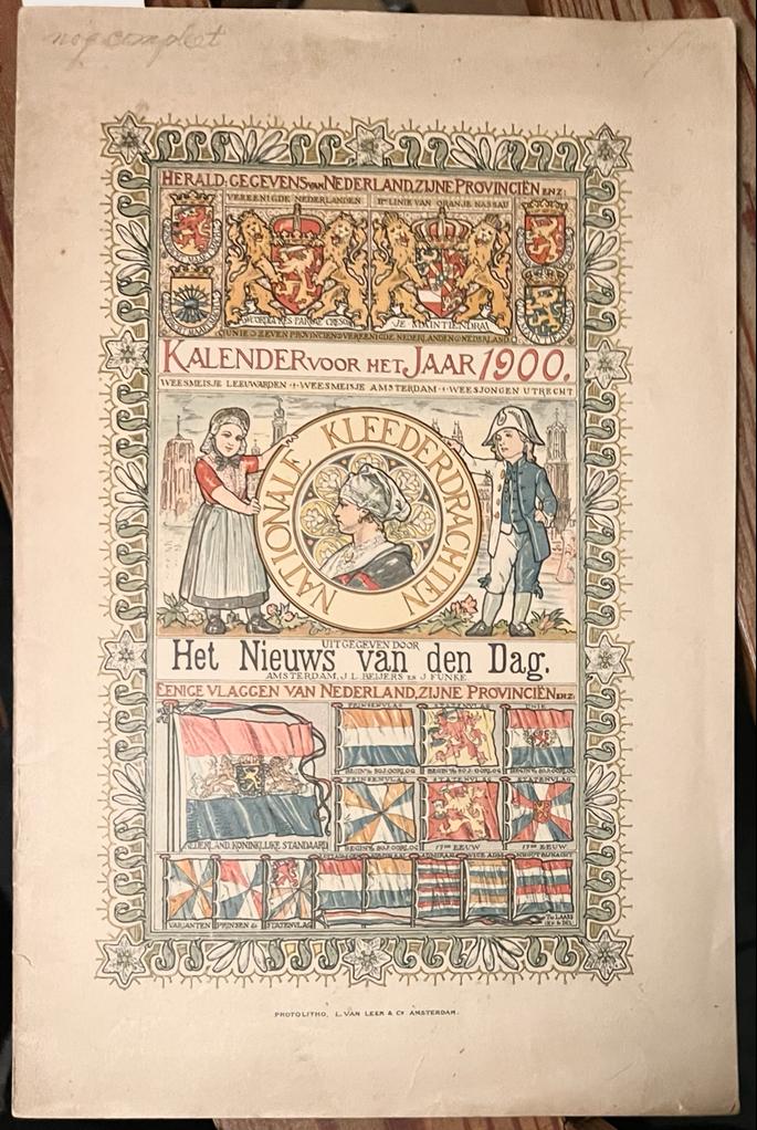 [LAARS, T. VAN DER] - Kalender voor het Jaar 1900. Uitgegeven door Het Nieuws van den Dag. Eenige vlaggen van Nederland zijne Provincien, Amsterdam [1899]. Gell., 30 p.