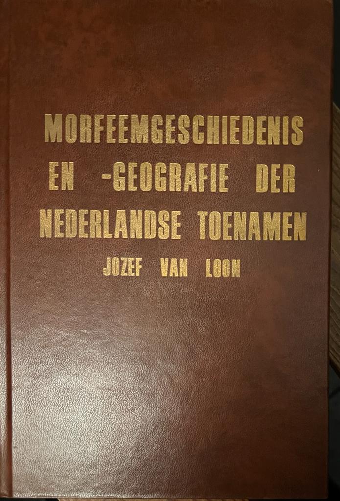 Bijdrage tot de morfeemgeschiedenis en -geografie der Nederlandse toenamen. (Diss.) Handzame 1981. Geb., 553 p.