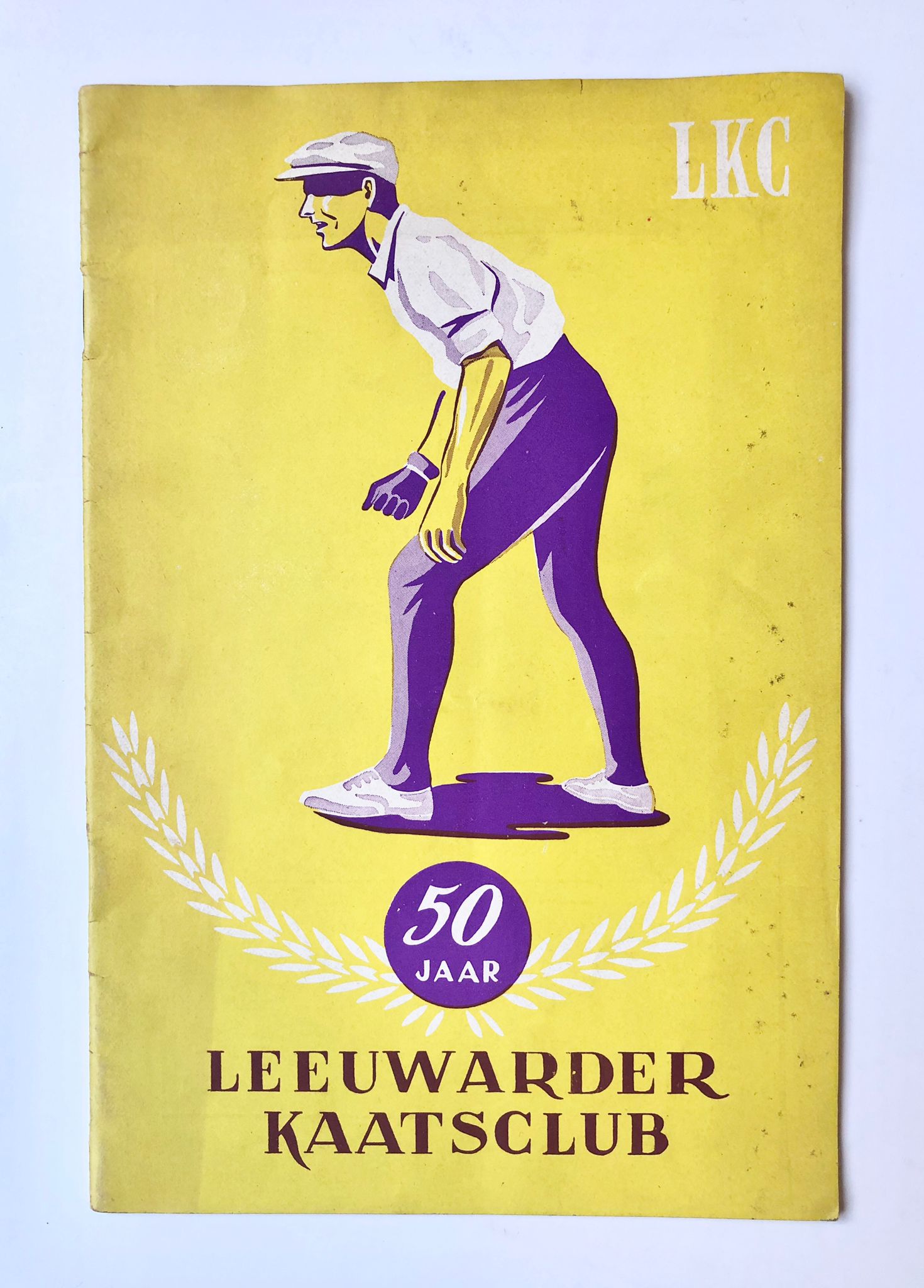 [Friesland, Leeuwarden] 50 jaar Leeuwarder Kaatsclub, De Leeuwarder Kaatsclub in het Goud, Jubileum-uitgave ter gelegenheid van het 50-jarig bestaan van de Leeuwarder Kaatsclub, Algemeen publiciteitskantoor- directie D. IJ. Alta, Leeuwarden, 1952, 36 pp.