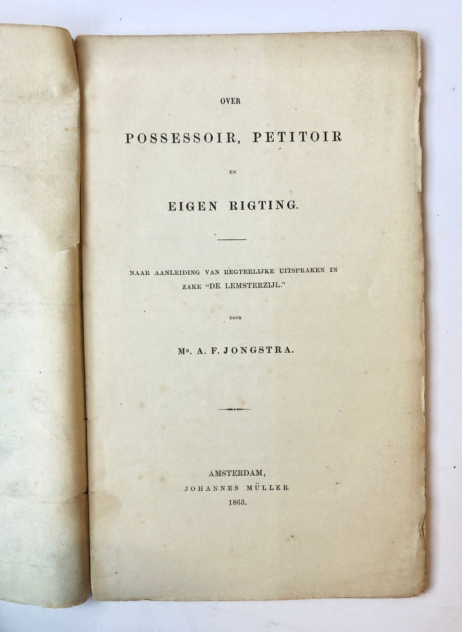 [Friesland, Lemmer, 1863] Over possessoir, petitoir en eigen rigting. Naar aanleiding van regterlijke uitsprakenin zake “De Lemsterzijl”, Johannes Müller, Amsterdam, Lemmer (Friesland), 1863, 66 pp.