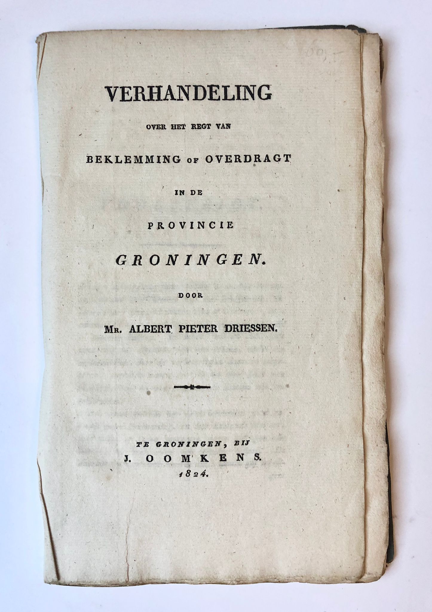 [Groningen, 1824] Verhandeling over het regt van beklemming of overdragt in de Provincie Groningen, bij J. Oomkens, Te Groningen, 1824, 56 pp. Eerste Hoofdstuk.