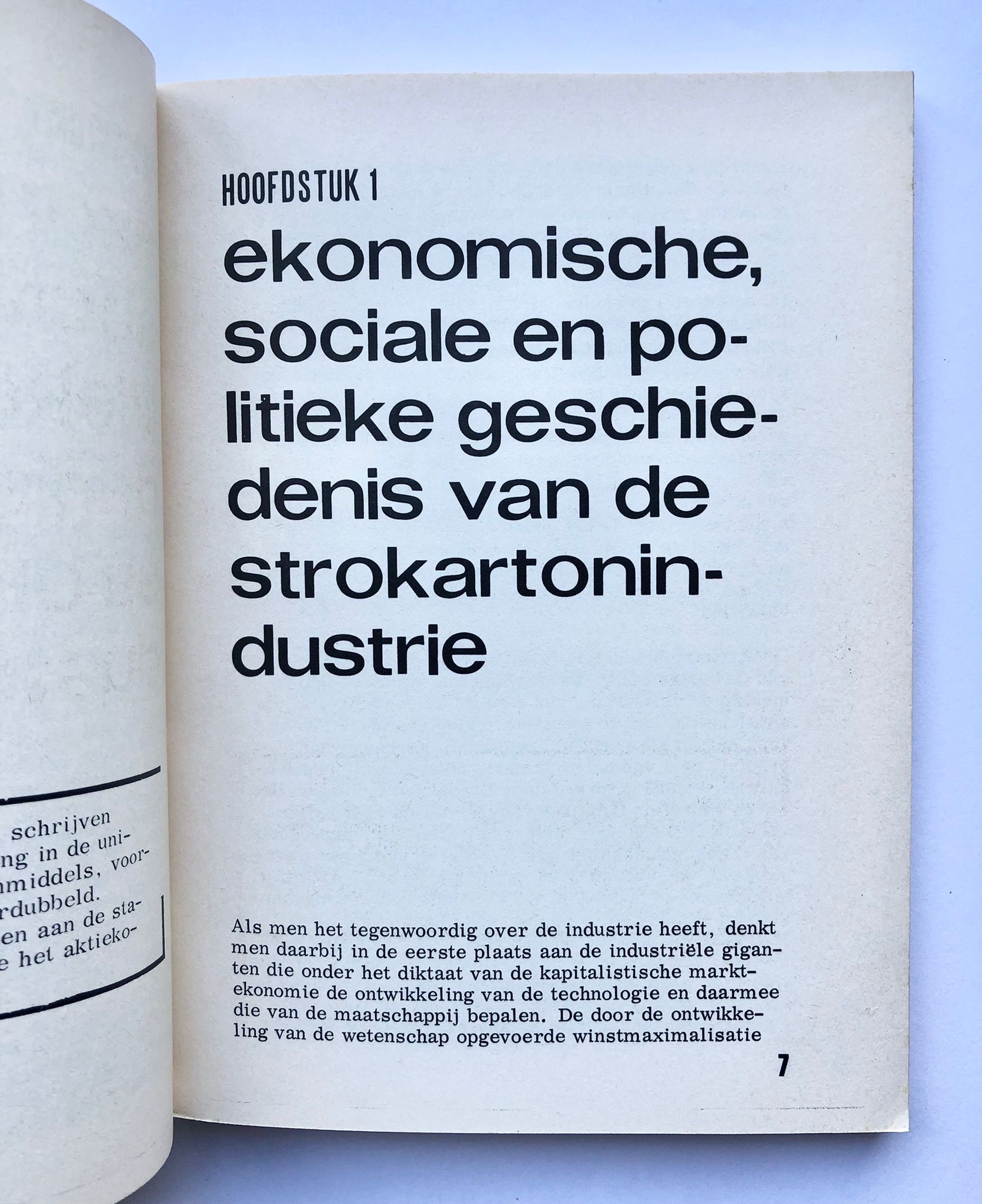 [Groningen [1969]] 100 jaar uitbuiting in de strokarton, projectgroep strokarton, Socialistische uitgeverij Nijmegen, Groningen [1969], 132 pp.