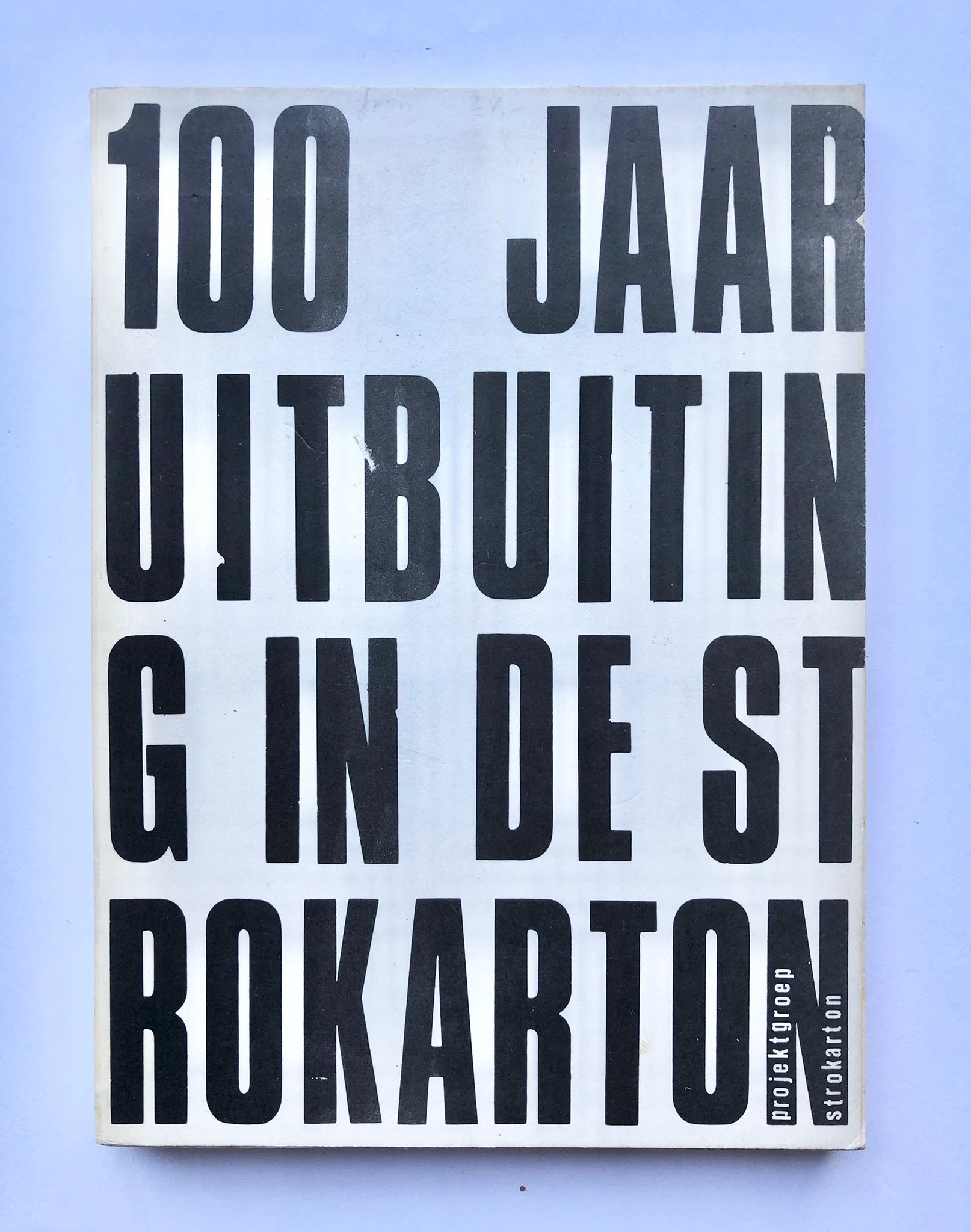 [Groningen [1969]] 100 jaar uitbuiting in de strokarton, projectgroep strokarton, Socialistische uitgeverij Nijmegen, Groningen [1969], 132 pp.