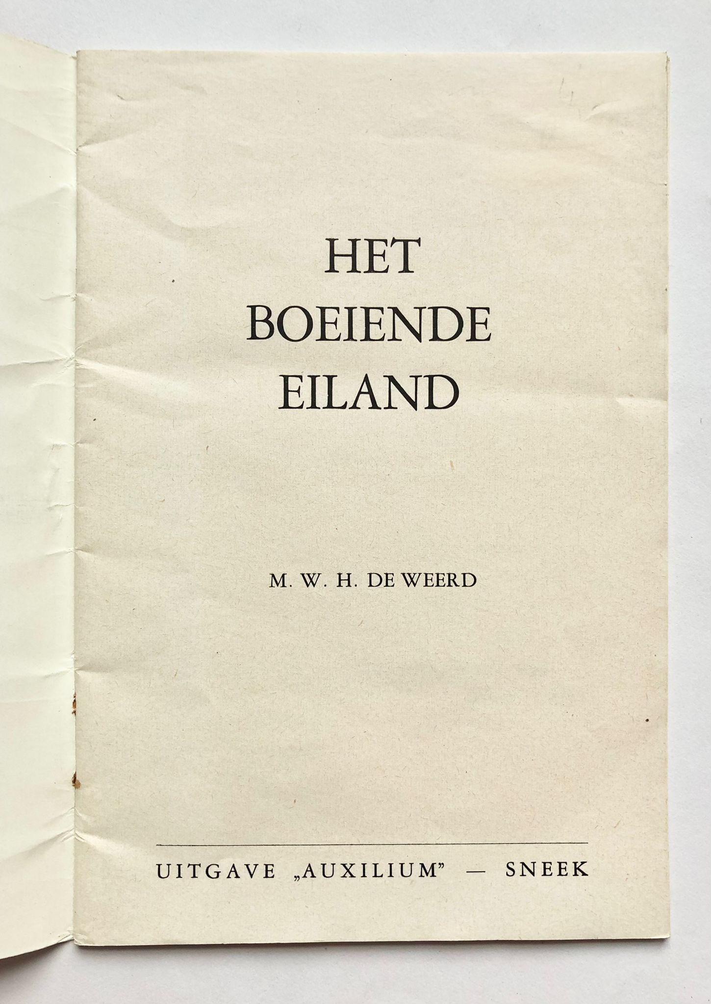 [Schiermonnikoog] Het boeiende Eiland, een dichterlijke illustratie-reportage van Schiermonnikoog met de mooiste foto’s van het eiland, Uitgave ,,Auxilium”, Sneek, 33 pp.