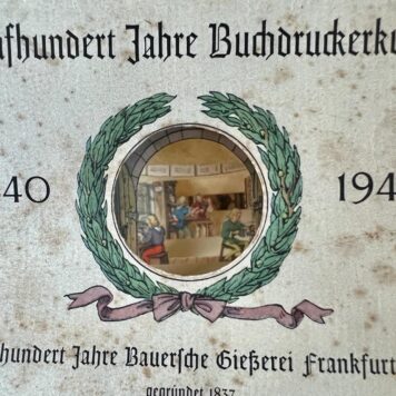 [Printing press, Boekdrukkunst, 1940] Uittrek-kijkdoos 'Funfhundert Jahre Buchruckerkunst 1440-1940, uber hundert Jahre Bauersche Gieszerei Frankfurt a. M.'.