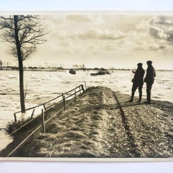 [Photography, ZALK] Vijf persfoto's, begin 20e eeuw, van de overstromingen te Zalk, elk 18x24 cm.