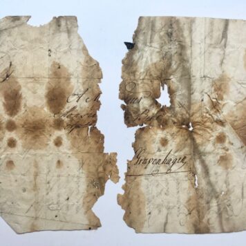 [Manuscript 1726] Briefje van ... Weyhern(?) aan monsieur de Beer, apotheker te 's-Gravenhage. 4°, 2 pag., met verzoek te betalen, 1726. Zwaar beschadigd.