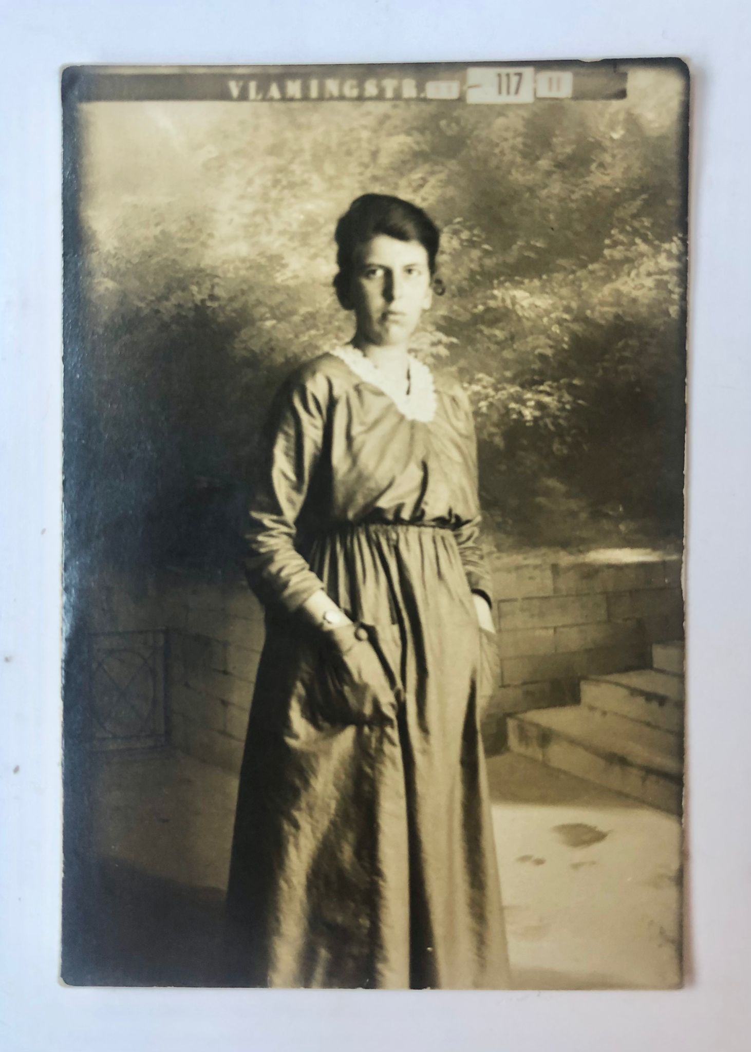 [Photography ca 1900] Foto, ca. 1900, van Annie ter Kuyle. 8x5,5 cm.