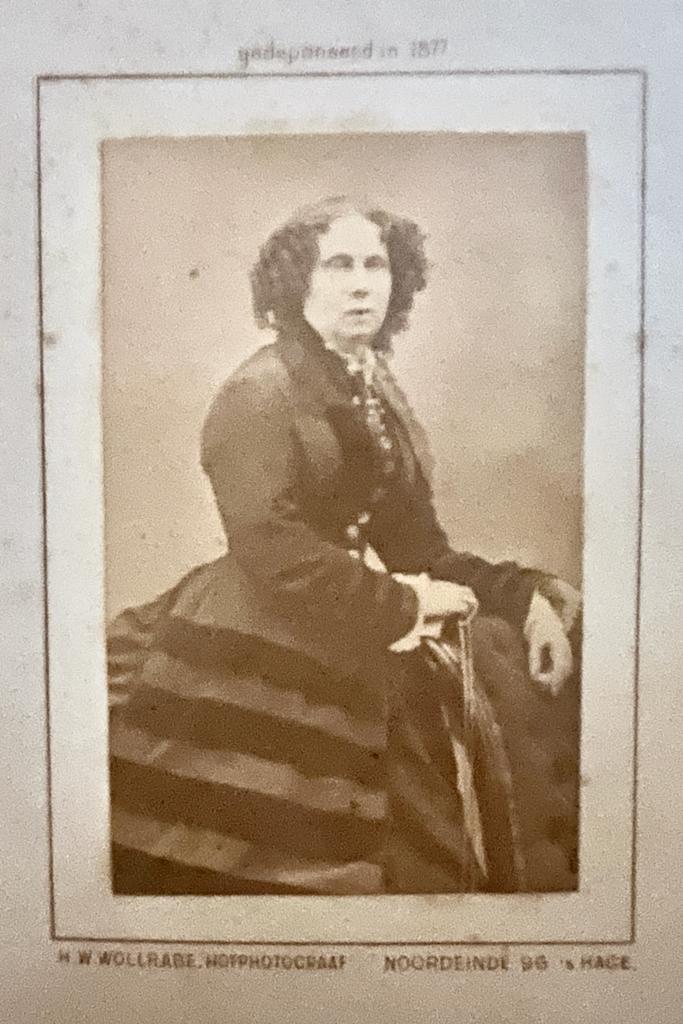 Sophia Frederika Mathilda koningin der Nederlanden als vorstin en moeder geschetst, Haarlem, 1877, 101 pp. With original photo (carte-de-visite) of H.W. Wollrabe, hofphotograaf.