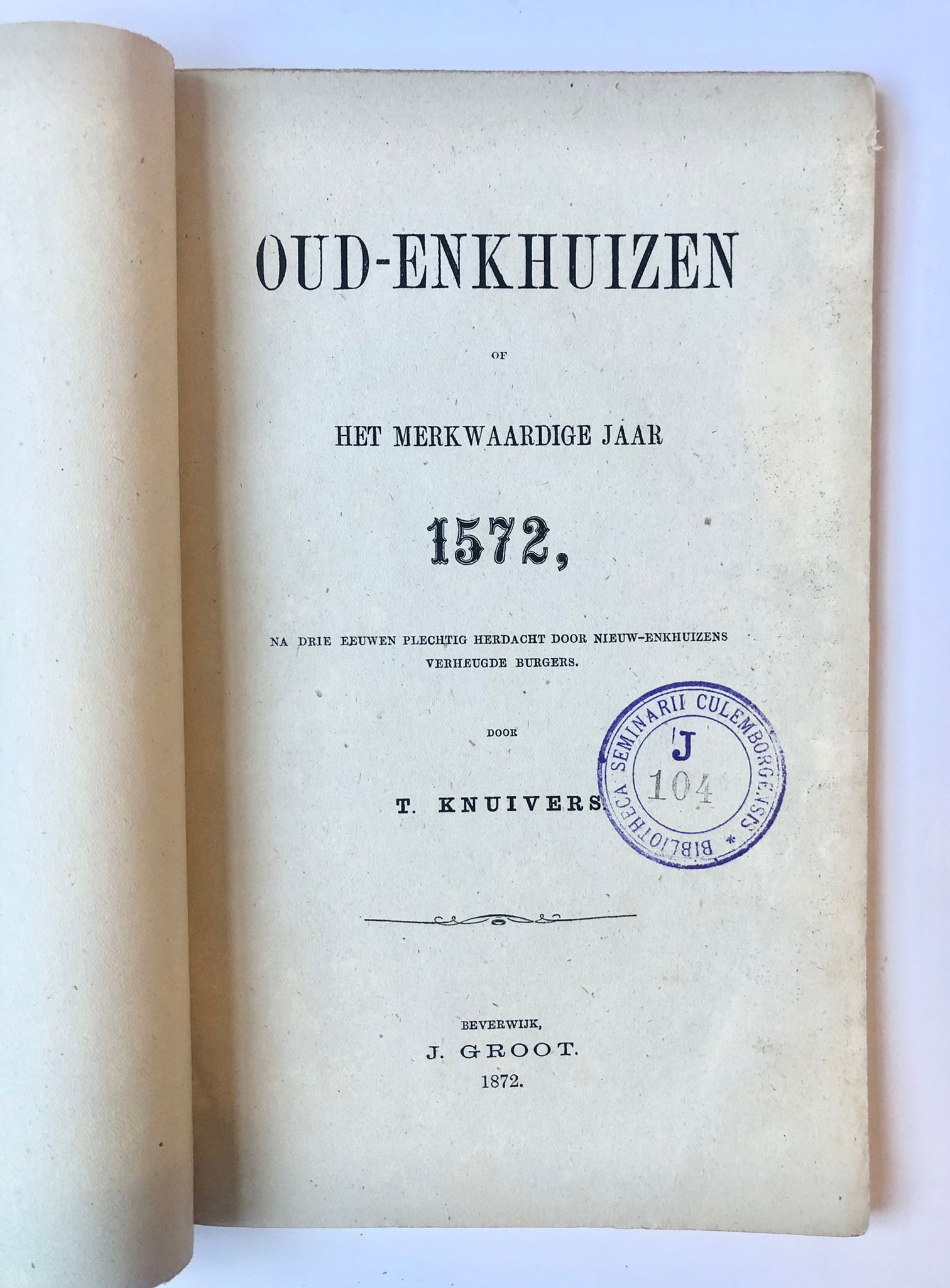 [Enkhuizen, Noord-Holland] Oud-Enkhuizen of het merkwaardige jaar 1572, Na drie eeuwen plechtig herdacht door Nieuw-Enkhuizens verheugde burgers, door T. Knuivers, J. Groot, Beverwijk, 1872, 71 pp.