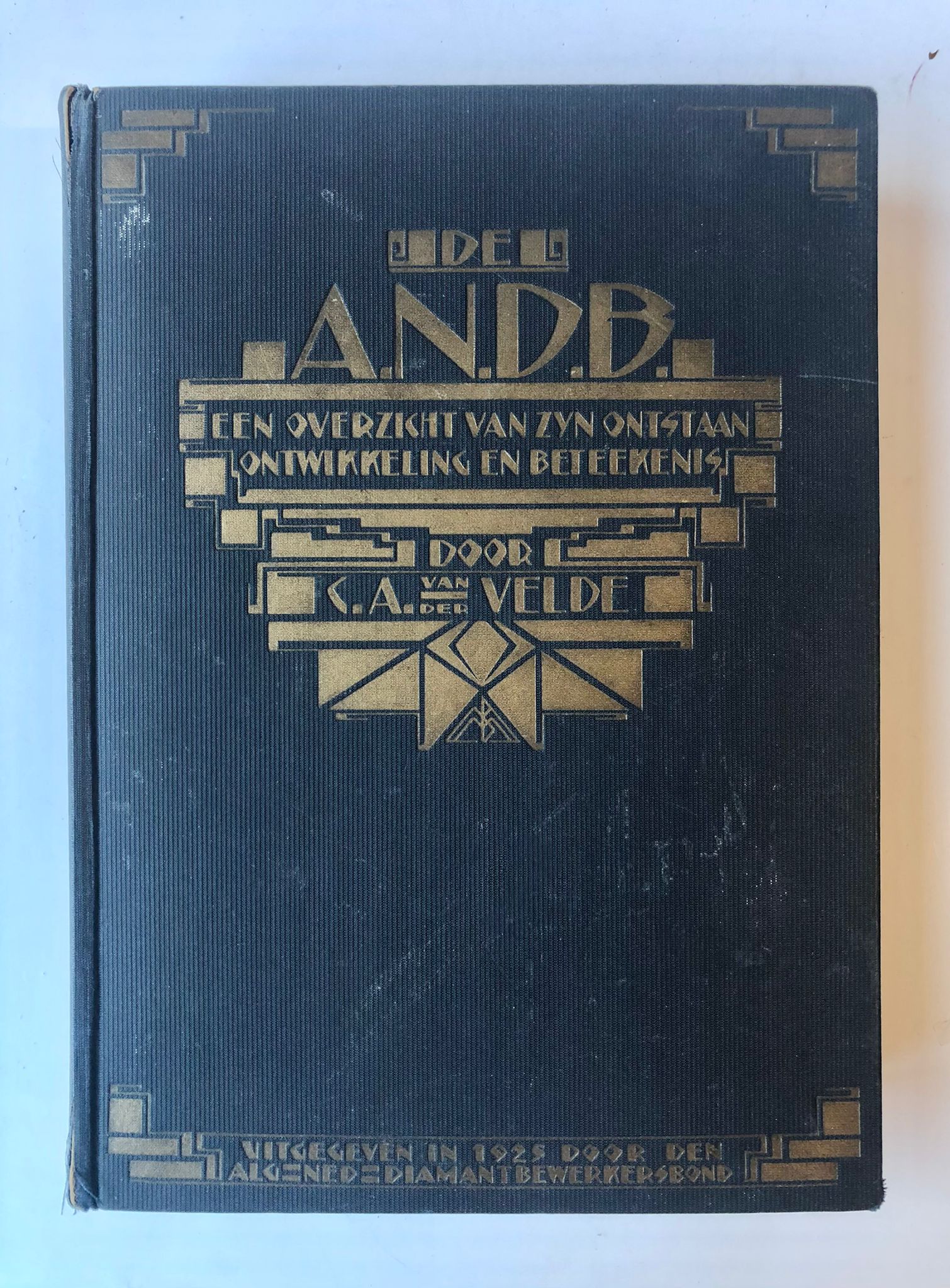 [Diamant industry, ANDB, 1925] Exemplaar van het boek 'De A.N.D.B. Een overzicht van zijn ontstaan (...) door C.A. van der Velde'. Amsterdam, Algemene Nederlandschen Diamantbewerkersbond, DICO, 784 pp. bonden.