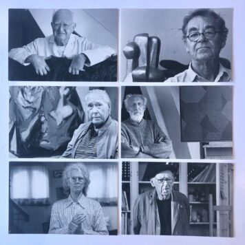 [Sculptors, Beeldende kunstenaars, postcards 1998] Mapje met 11 prentbriefkaarten betr. de ereleden van de Gemeenschap Beeldende Kunstenaars te Arnhem, 1998.