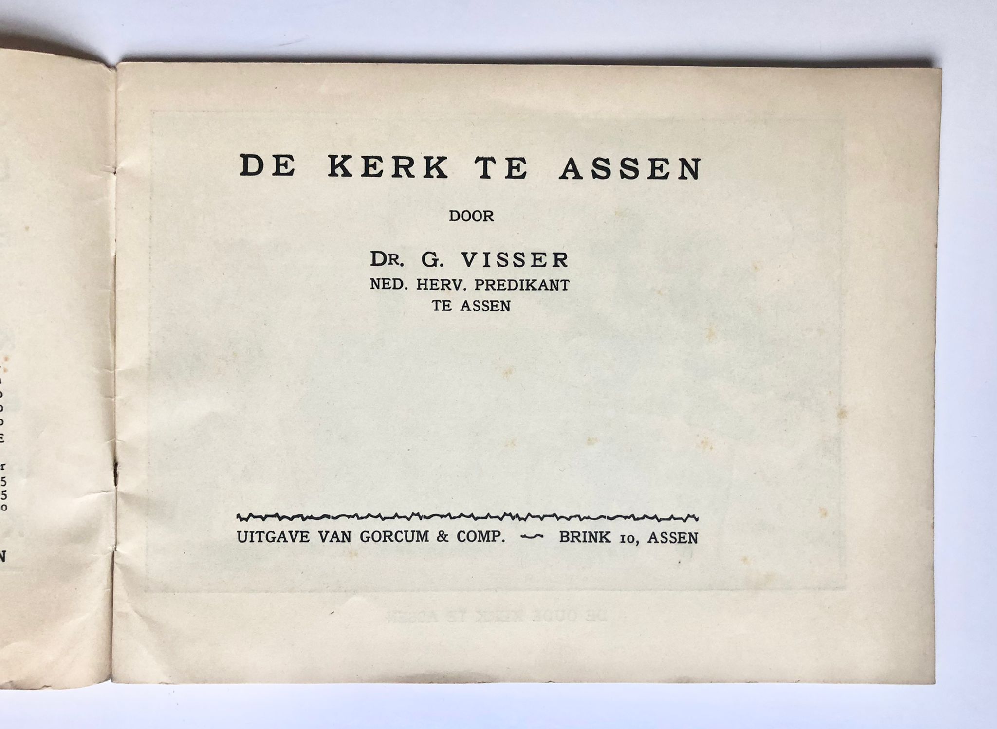 [Assen, Drenthe] De Kerk te Assen, Door Dr. G. Visser, Uitgave van Gorcum & Comp., Assen, 20 pp.