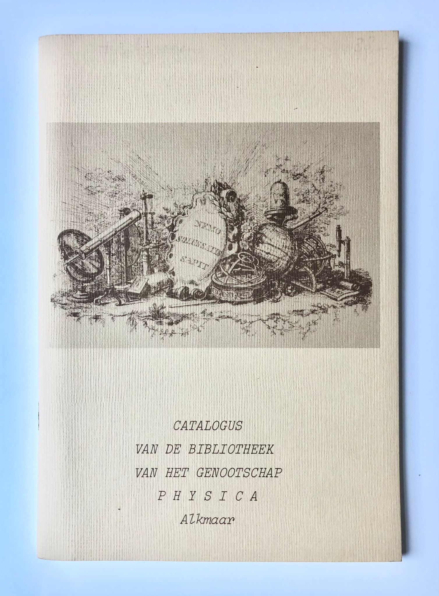 [Four items society Physica Alkmaar] Catalogus van de Bibliotheek van het genootschap Physica, Alkmaar, Samengesteld door G. I. Plenckers-Keyser, uitgegeven door het genootschap ter gelegenheid van het 200-jarig bestaan, 1782-1982, met drie bijlagen, 1982, 62 pp.
