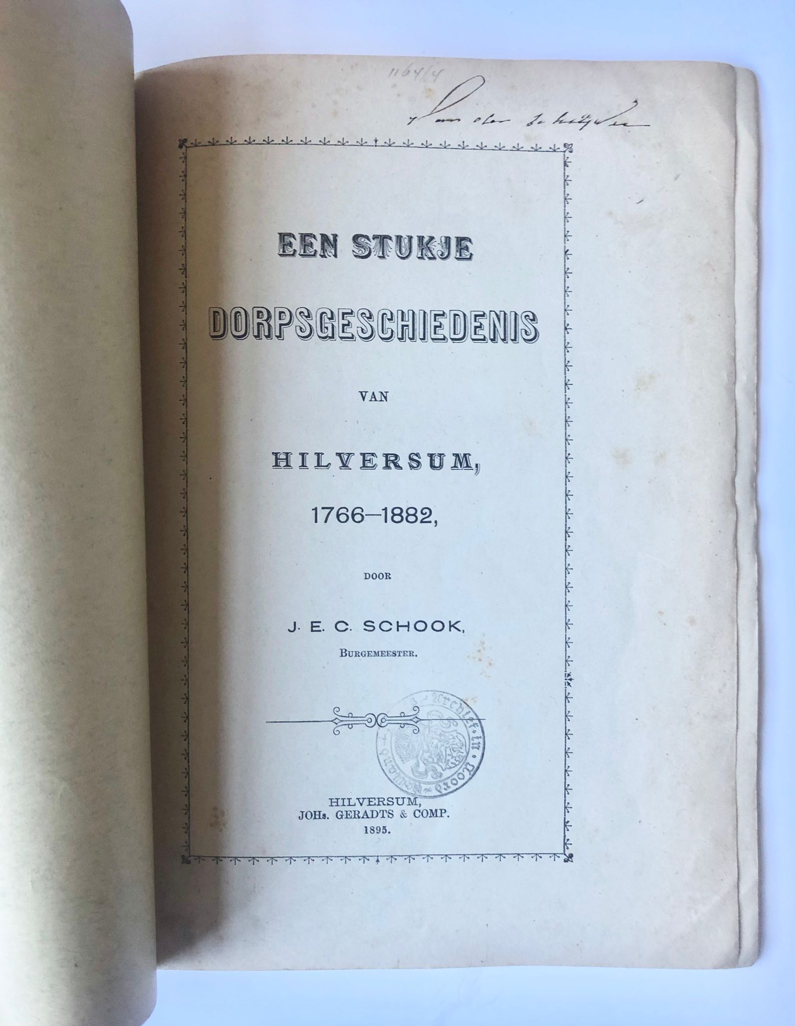 [Antique book Hilversum, Noord-Holland] (Een stukje dorpsgeschiedenis van) Hilversum van 1766 tot 1882. Door J. E. C. Schook, Burgemeester. Typ. Geradts & Comp. Hilversum, 1895, 37 pp.