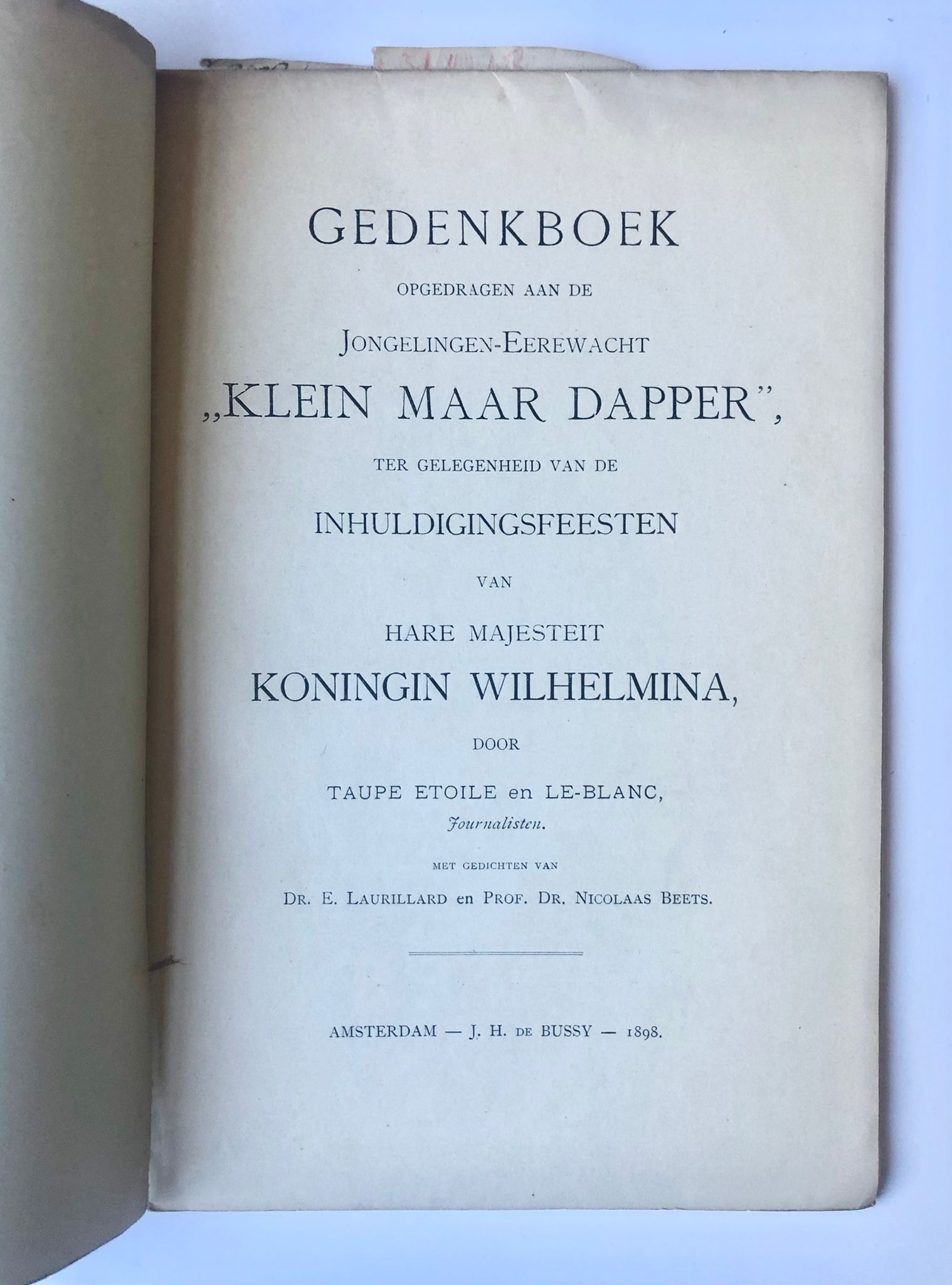 [Antique book 1898, Edam, Noord-Holland] Gedenkboek der Jongelingen-Eerewacht “Klein maar dapper”. Met gedichten van Dr. E. Laurillard en Prof. Dr. Nicolaas Beets. J. H. de Bussy, Amsterdam, 1898, 51 pp.