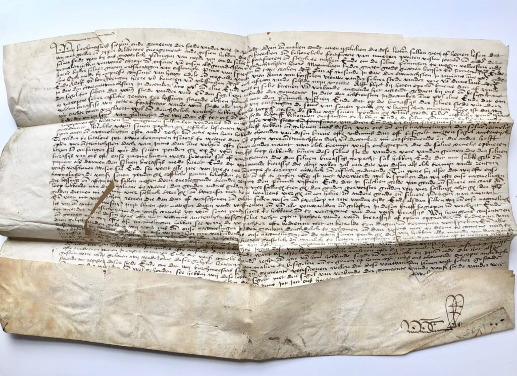 [Charter, seal missing, 1512] Acte van burgemeesteren en schepenen van Veere d.d. 22-6-1512 betr. het heffen van belasting om de gebreken in de fortificatien van muren, poorten vesten, torens etc. van Veere te herstellen. Charter on parchment, without seal.