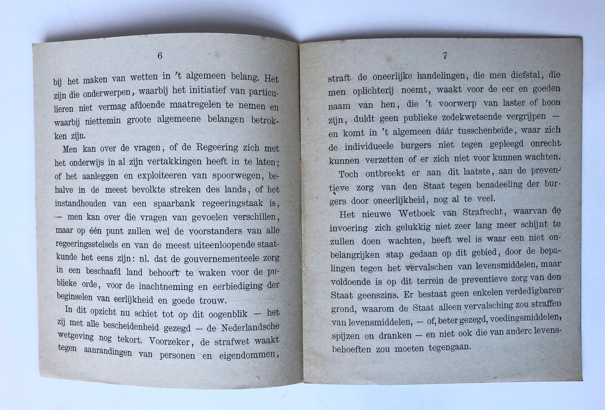 [Fashion, clothing, confectiemode, The Hague, 1882] Brochure 'Een plicht der regeering'. ,'s-Gravenhage, oktober 1882, signed: J. Cahen, Spuistraat 43, Den Haag.