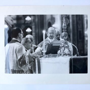 [Photo bishop Van Lierde, Vatican 1964] Card with photo of bishop Petrus Canisius van Lierde, d.d. Vatican city (Vaticaanstad) 1964. Manuscript, 1 p.