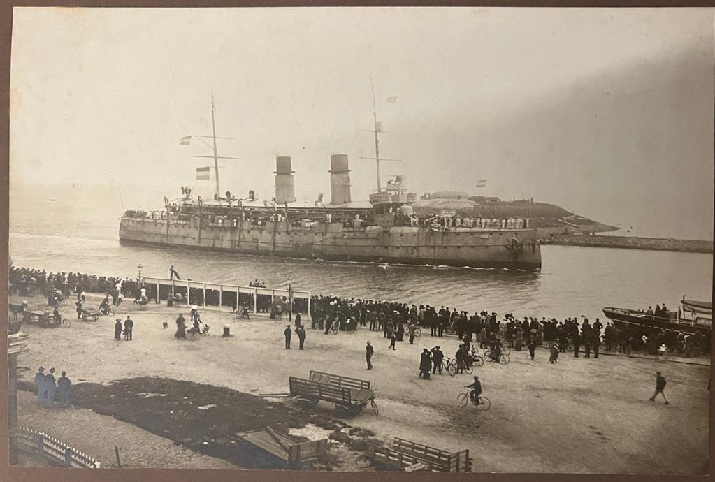 [Photography, ships, water] Photo, 19x28 cm. of Pantserdekschip Hertog Hendrik, near Hoek van Holland on the Nieuwe Waterweg, ca. 1920?