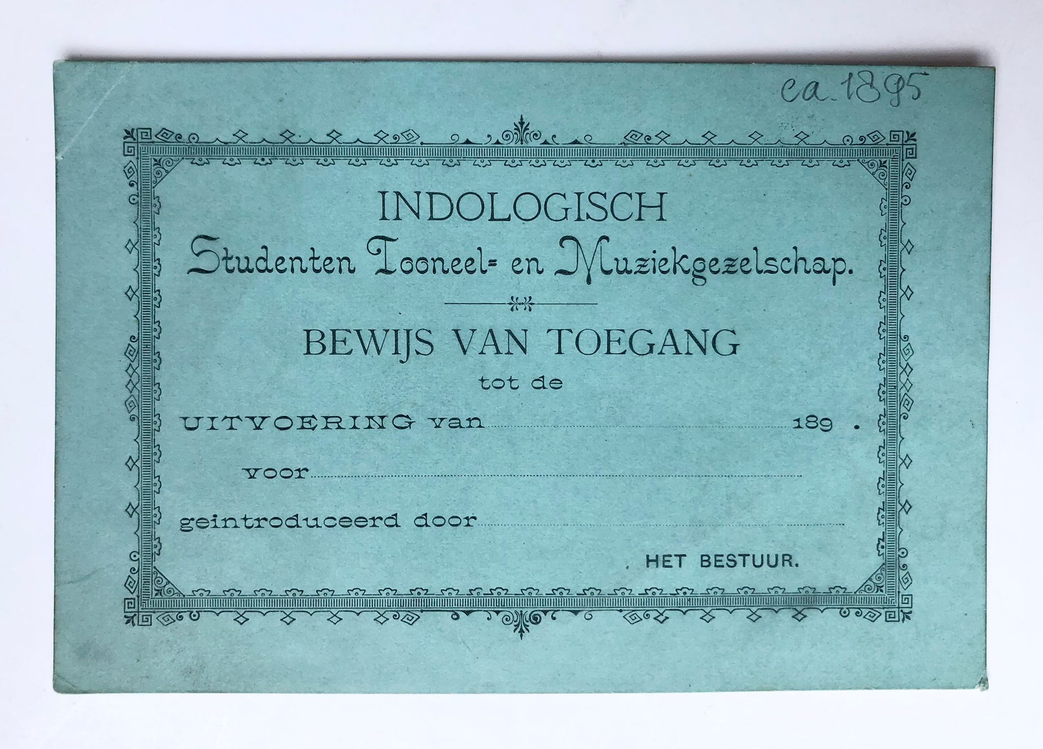 [Printed card, Indie, Delft 1895] Bewijs van toegang voor uitvoering van het Indologisch studenten toneel en muziekgezelschap, ca. 1895. Printed, 1 p.