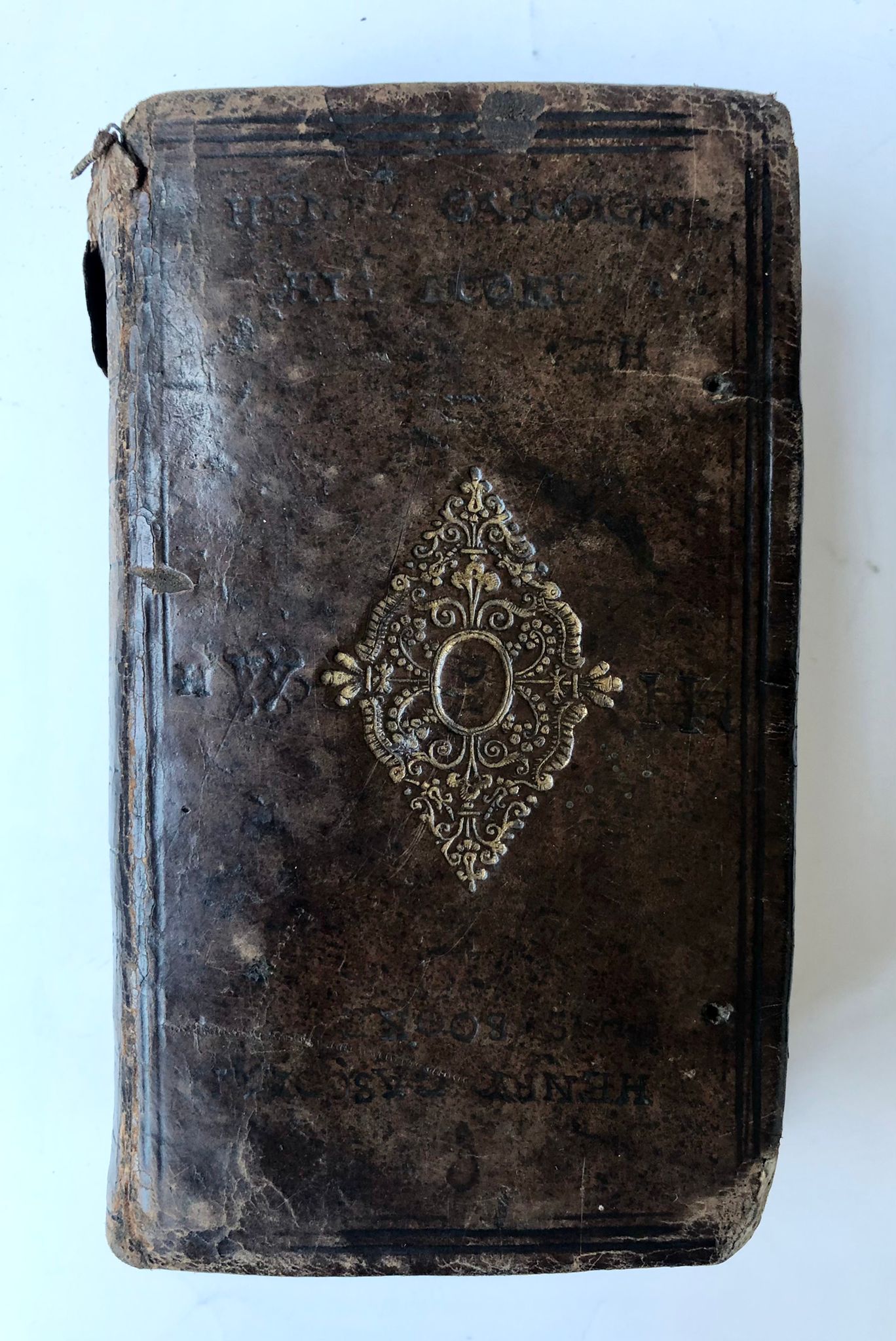 [Bible, 18th century, Gascoigne] 18th century bible, partly damaged, in full leather binding with on the front: 'Henry Gascoigne his book' in goldprint.