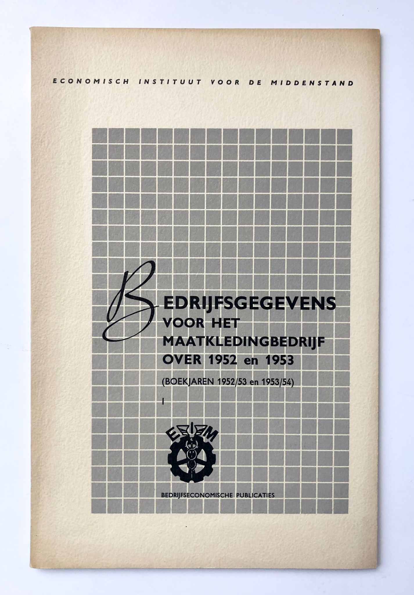 [Printed publication, fashion 1953] Brochure Bedrijfsgegevens voor het Maatkleding-bedrijf over 1952 en 1953. 's-Gravenhage, 1955, 55 pp.