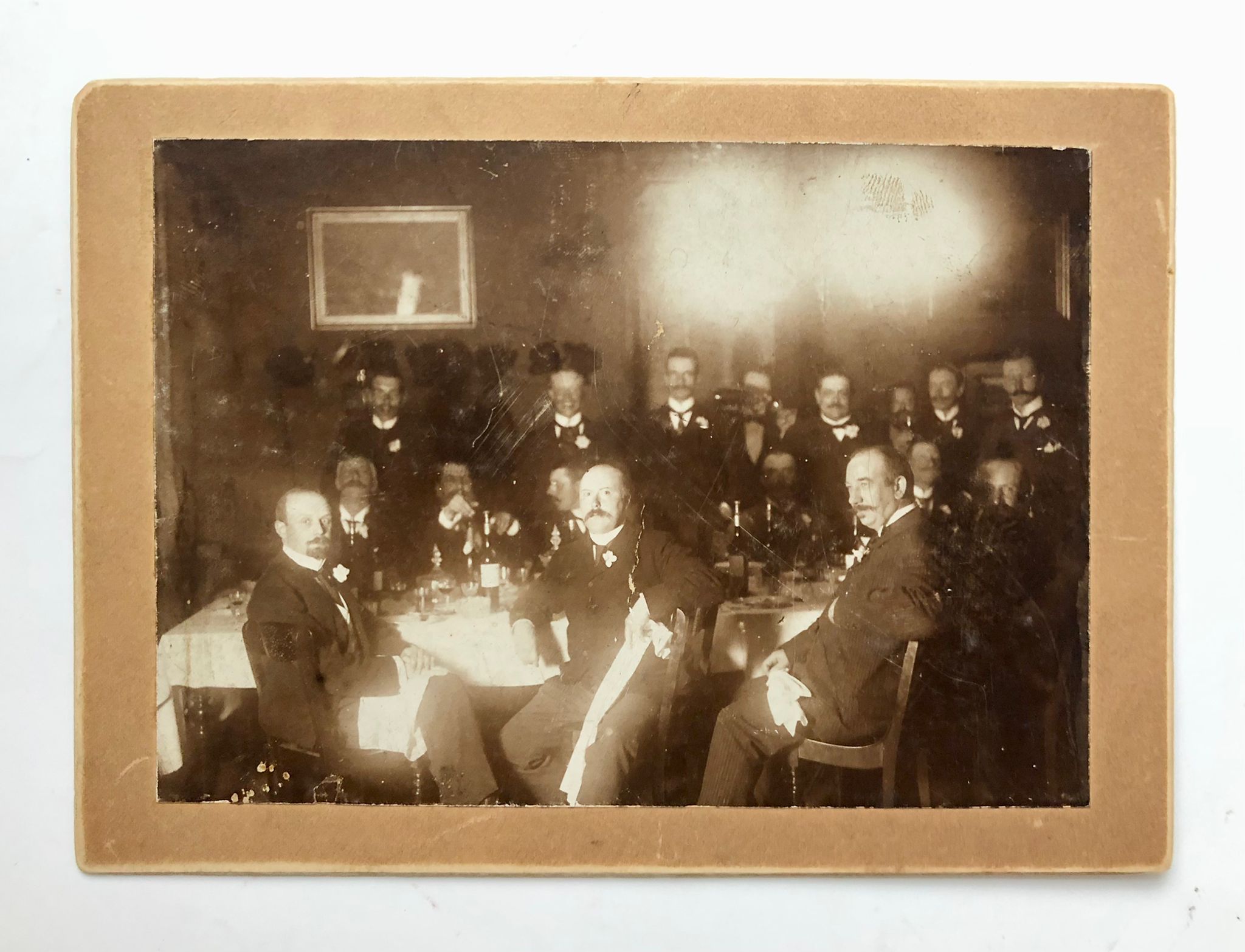[Photography, ca 1905] Photo of the 'Leeuwerik-tafel', Hotel de Leeuwerik, Kruisstraat 30-32 Haarlem, ca. 1905, 12x17 cm.