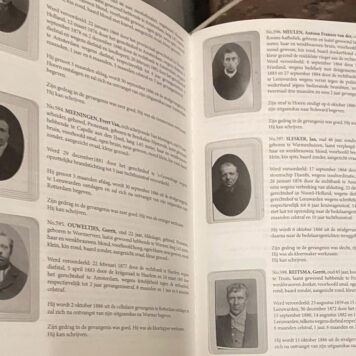 [Criminality 2008, three linnen volumes] Geheim register van ontslagen gevangenen, jrg. 1 (1882) t/m 5 (1886). Heruitgave z.p. en z.j. [ca 2008], ca 300 pp in three linnen volumes.