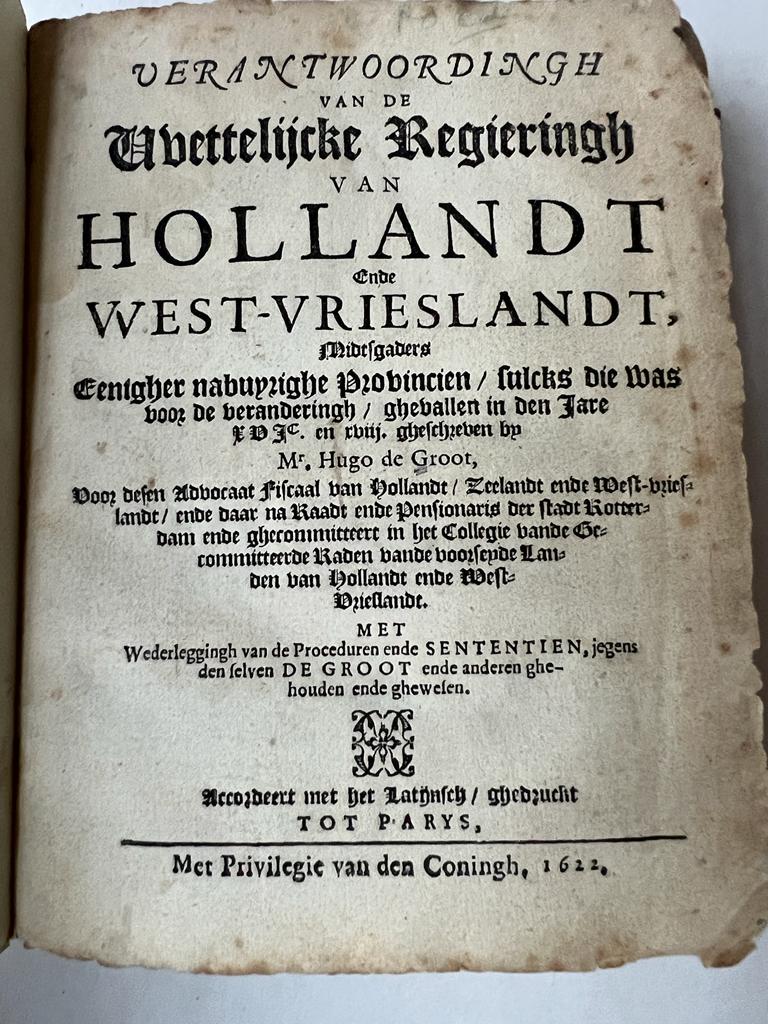 [Legal book, Grotius, 1622] Verantwoordingh van de wettelijcke regieringh van Hollandt ende West-Vrieslandt (...) met wederleggingh van de proceduren ende sententien jegens den selven De Groot ende anderen ghehouden ende ghewesen, Accordeert met het Latijnsch / ghedruckt tot Parys. [= Hoorn, I.W. van der Beeck], 1622.
