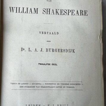 Original edition from 1888. This edition was used for the later facsimile version. Complete set Shakespeare vertaald door Dr. Burgersdijk, 12 volumes. De Werken van William Shakespeare, Leiden E.J. Brill 1886-1888. 12 delen, compleet. Linnen bindings with goldprint text on the spine.
