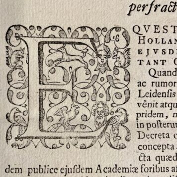 LEIDEN, UNIVERSITEIT--- Decretum contra grassationes & vitrorum perfractiones / Decretum de collegiis illicitis. 1627, 1629. 1 blad plano, gedrukt.