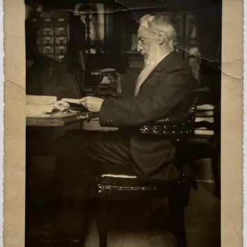 [Photography 1920] Portrait photo of dr. C.P. Burger, seated at a desk. 12x10 cm, ca. 1920.