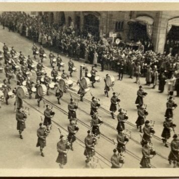 Photography WO II 1945 I 11 photo's Amsterdam in envelop on his Majesty's service.
