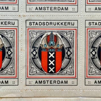 8 sluitzegels 'Stadsdrukkerij Amsterdam'.