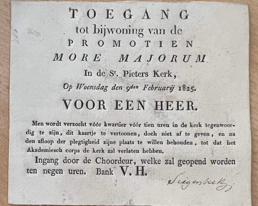 [Universiteit Leiden] - Ticket 1825 I Toegang tot bijwoning van de promotien more majorum (promotie met de kap) in de St. Pieters Kerk, op woensdag den 9den februarij 1825 voor een Heer, 1 p.
