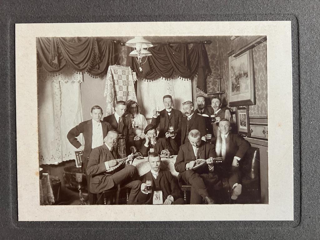 N.N. - Photography Germany 1905 I Photo of group of men with music and drinks in Mittweida, Saksen, Germany.