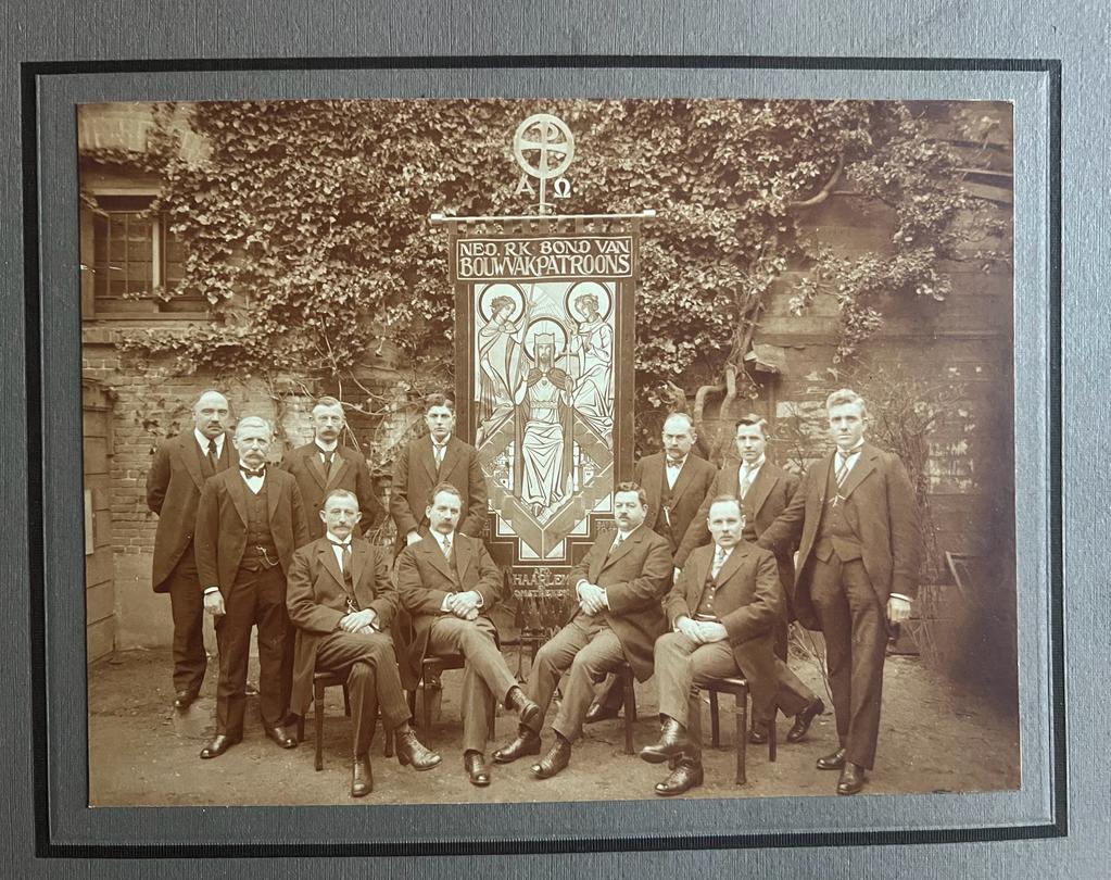 N.N. - Photography ca 1920 I Photograph of the board of directors for the Dutch construction workers union (Ned. R.K. Bond van Bouwvakpatroons). .