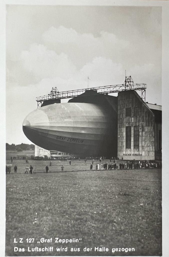 [Zeppelin Postcard] - Aviation, Luchtvaart | Original Photo Postcard of Zeppelin L Z 127 Graf Zeppelin, das Luftschiff wird aus der halle gezogen, 1 p.