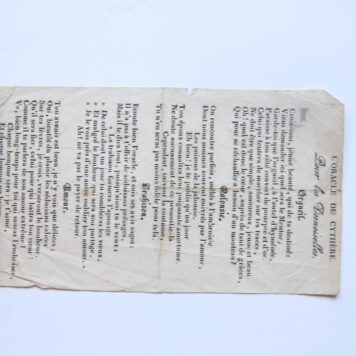 SLEGT, DE KANTER, SELS--- Album amicorum in de vorm van een oblong doosje met losse blaadjes (scharnier van deksel gebroken) van een lid van de familie Slegt, met 27 bijdragen (ook tekeningen, borduursel, prikkunst) uit de jaren 1837-1860.