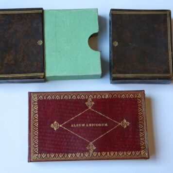 BONNET; MOLENAAR; BRAND; v.d. BROEK--- Album amicorum van A.A.C. Bonnet, 1820, bestaande uit een oblong marokijn bandje met goudstempeling (o.a. naam en datum) met diverse losse blaadjes, in een leren schuifhoes. Bevat 3 gedichten op Bonnet's afscheid. Mooi exemplaar.