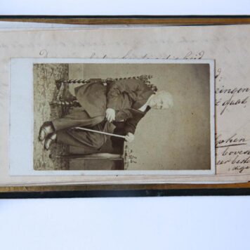BRUINS--- Album amicorum in de vorm van een oblong doosje met 9 losse blaadjes, uit de jaren 1829-1847. De meeste inschrijvingen en tekeningen van leden van de familie Bruins.