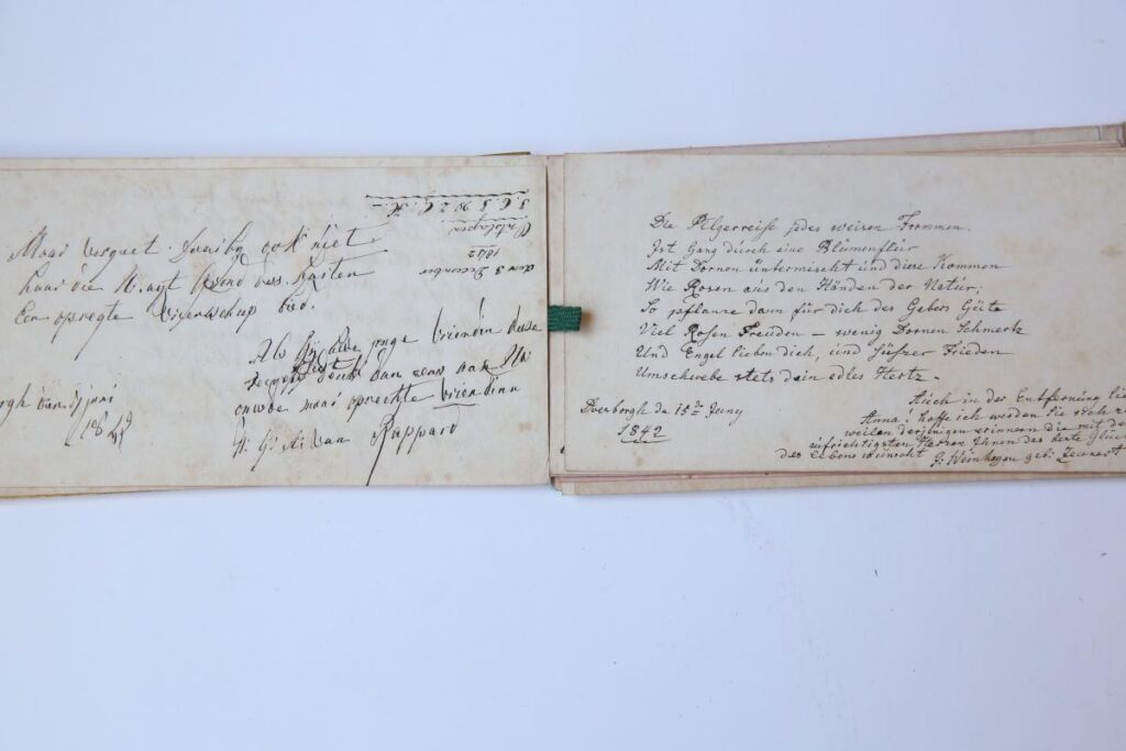 KORNVELD, KORNFELDT, LENS, DOESBURG--- Album amicorum met losse voor- en achterblad voor de 25 bijdragen voor Anna Kornveld, later Anna Lens-Kornfeldt, later (1850) Lens, 1842-1862.